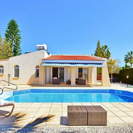 Beautiful Two Bedroom Bungalow Golful Coralilor