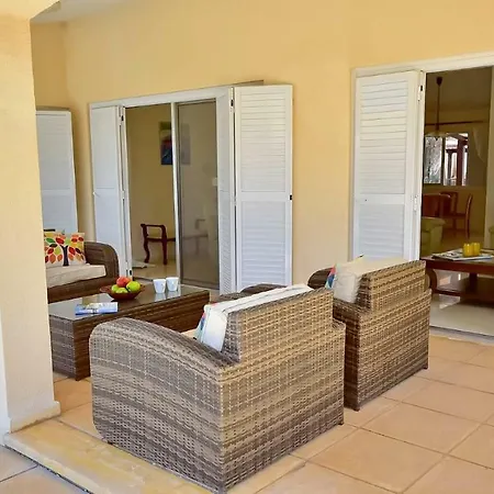 Beautiful Two Bedroom Bungalow 빌라