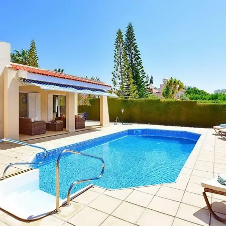 Beautiful Two Bedroom Bungalow *