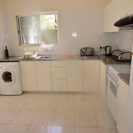 Beautiful Two Bedroom Bungalow 코럴베이