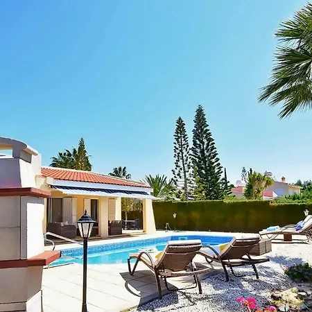 Beautiful Two Bedroom Bungalow 빌라